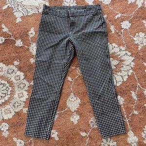 Size 10 Old Navy Pixie Ankle cut pants in black and white plaid.